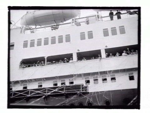 A departing ship, Princes Pier, Port Melbourne, 1936–39