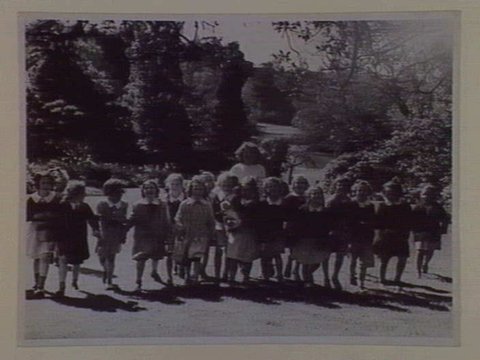 Mrs Manders with children from Melbourne Grammar in Botanical Gardens, 1910–20