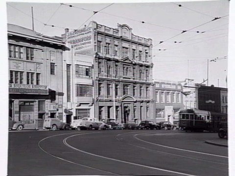 Market St., from Flinders Lane, showing the Old London Inn at 34 Market St., Melbourne, 1949