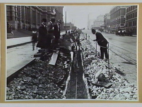 Laying Cables in Spencer St, 1915