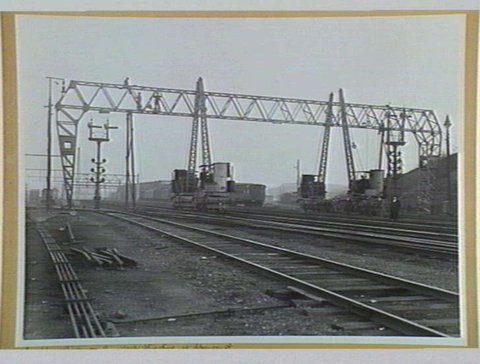 Erecting Girder on Pin Arch Structure at Spencer St. [a closer view than on P. 77], 1914–16