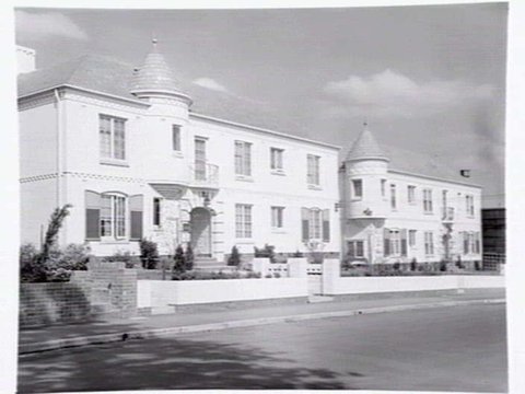 Medlow' apartments showing inner courtyard and exterior from street, Canterbury Road, Toorak, Vic, c. 1941
