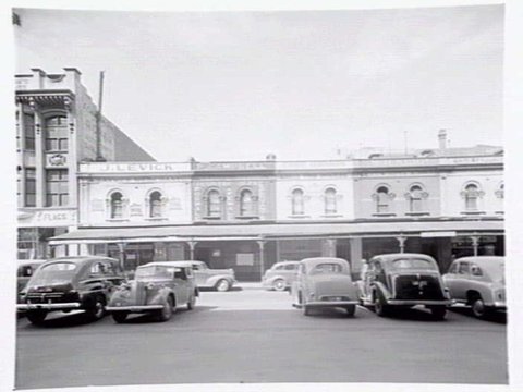 Shopping strip showing small and mixed businesses at 164-172 Queen Street, Melbourne, 1949