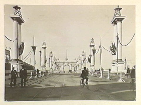 Princes Bridge looking south, c. 1901