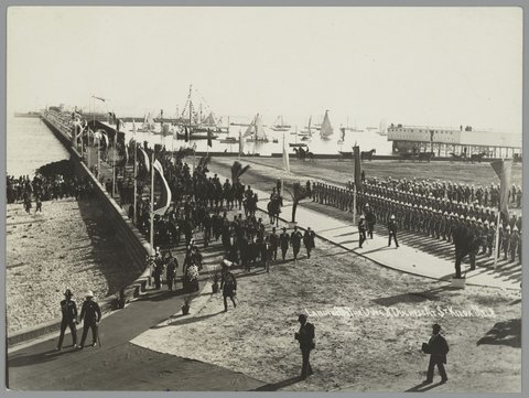 Landing of The Duke & Duchess [of York] At St. Kilda Melb. [i.e. Melbourne], 1939
