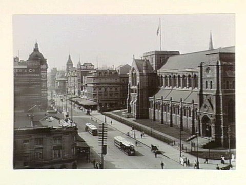 [Swanston Street looking north, showing St. Paul's Cathedral without spires], 1913–14
