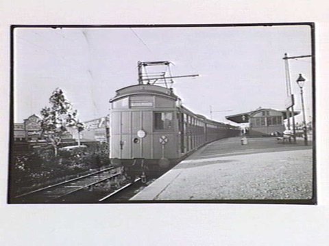 Train stopped at Essendon Railway Station, c. 1918