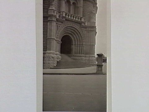 [Entrance to the Melbourne City [Magistrates] Court, cnr. of Latrobe and Russell Streets], 1934