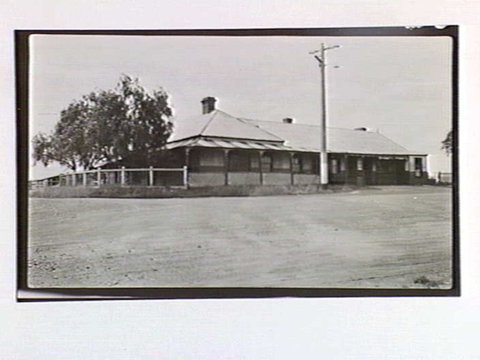 Yarra Flats Hotel, between Melbourne and Woods Point, 1942