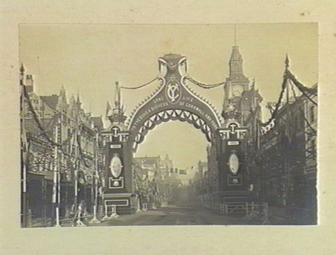 Duke's Arch in Bourke Street, Melbourne, looking west, 1901