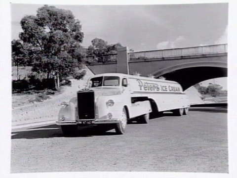 Peters Ice Cream tanker, on The Boulevard, Kew, 1949