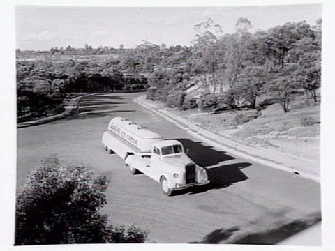 Peters Ice Cream tanker, on The Boulevard, Kew, 1949