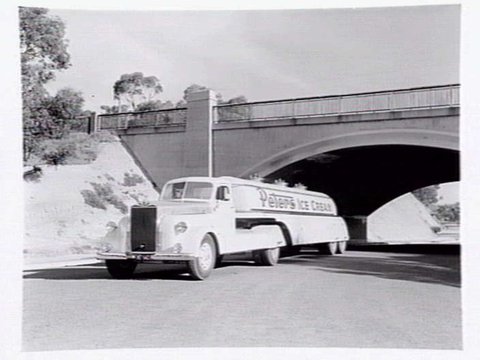 Peters Ice Cream tanker, on The Boulevard, Kew, 1949