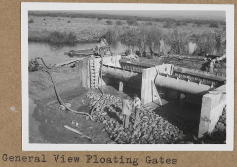"Floating gates at Barwon River breakwater, Wadsleys drain occupation crossing, Carrum drainage district, Eildon training course", 1959?