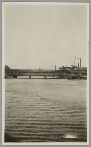 Bridge leading to Port Melbourne over the Yarra, 1925–35