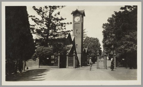 Entrance gates, Kew Cemetery, 1925–35