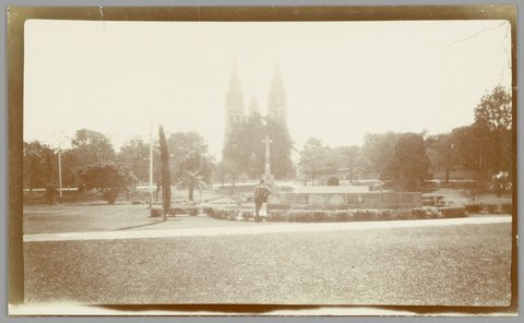 War memorial in a garden, Melbourne, 1925–35