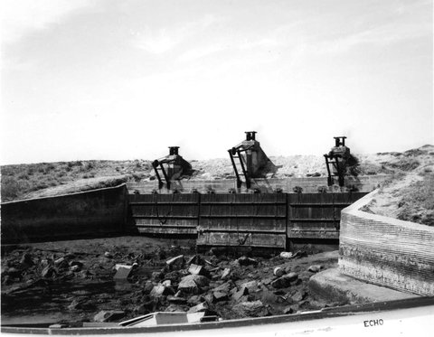 Raising the bank on the Patterson River at the Carrum outfall, 1960