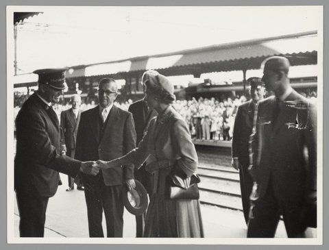 Queen Elizabeth and Prince Philip at Flinders Street Railway Station, 1954