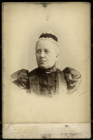 Portrait photographs by F. B. Mendelssohn & Co., Melbourne, Vic, 1889–1900