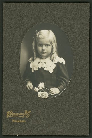 Portrait photograph of little girl by Yeoman & Co. of Prahran, Vic, 1816–84