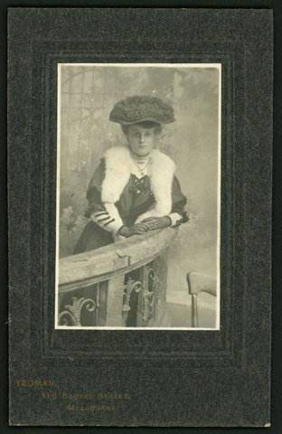 Portrait photograph of woman by Yeoman of 116 Bourke Street, Melbourne, 1889–1900