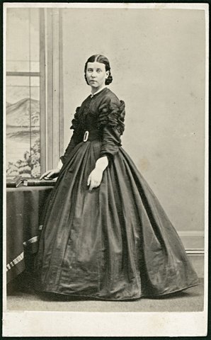 Studio portrait of unidentified woman, by Nettleton, North Melbourne, 1867–74