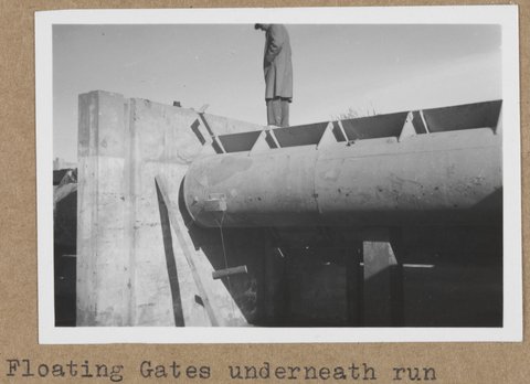 "Floating gates at Barwon River breakwater, Wadsleys drain occupation crossing, Carrum drainage district, Eildon training course", 1959?