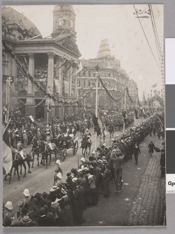 Royal carriage passing Melbourne Town Hall, 1901