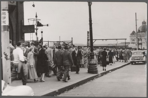 Large crowd on Flinders Street during lightning tram strike, 1954