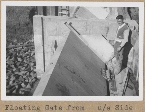 "Floating gates at Barwon River breakwater, Wadsleys drain occupation crossing, Carrum drainage district, Eildon training course", 1959?