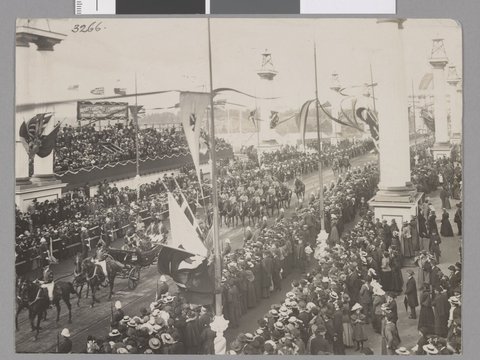 Carriages passing Railway Grandstand, Princes Bridge, 1901