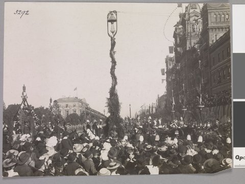 Royal carriage turning into Bourke Street, 1901