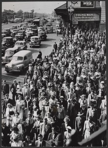 Large crowd of people on the corner of Flinders and Swanston Streets, Melbourne, during transport strike, 1950