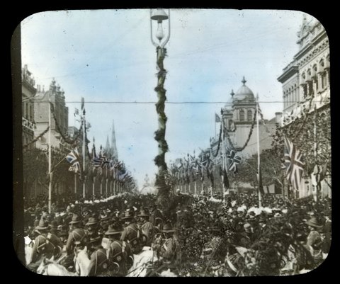 Street crowded for visit of Edward VII to Melbourne, 1901