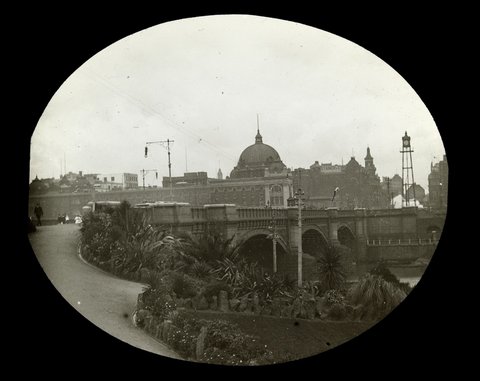 Princes Bridge viewed from Alexandra Gardens on south side of the Yarra River, Melbourne, 1909