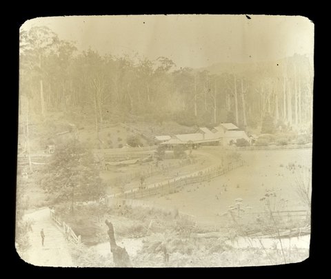 Upper Yarra Hotel, proprietor R. E. McVeigh, beside the Yarra River, 1909