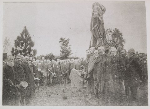 A group of Old Colonists taken at the unveiling of a memorial to John Batman in the Old Melbourne Cemetery, 1882?
