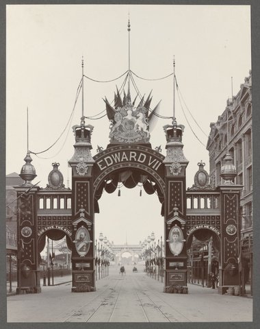 The King's arch, Swanston Street. (City arch in the distance), 1901