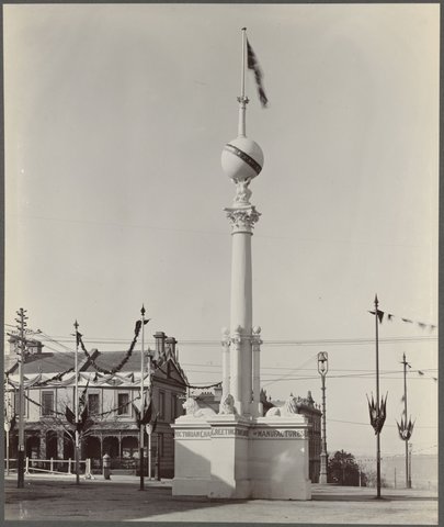 The Manufacturers' Column, intersection of Collins and Exhibition Streets, 1901