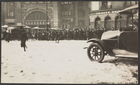 Crowds crossing the intersection of Swanston and Flinders Street towards the station, 1921