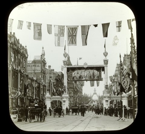[Decorative arch, Swanston St. Melbourne, part of Commonwealth celebrations], 1901