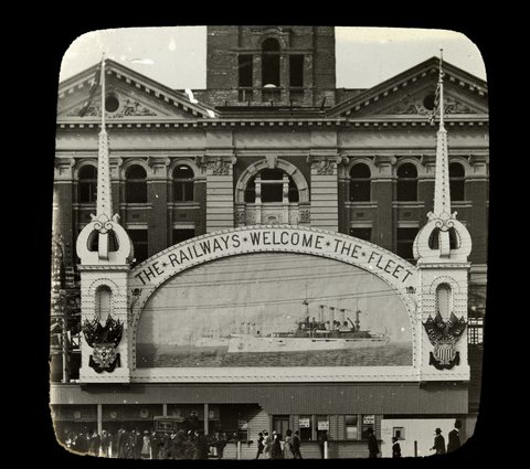 Banner on Flinders Street Station welcoming The Great White Fleet, 1908