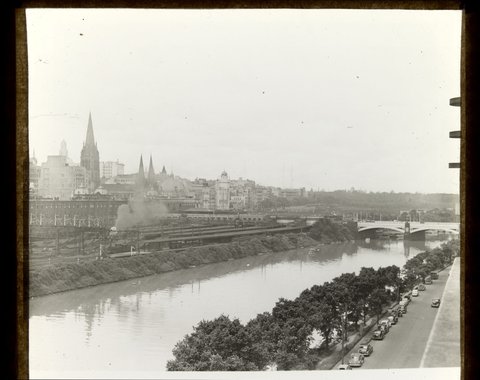 Melbourne, looking east toward Princes Bridge from Yarra bank, 1910–30