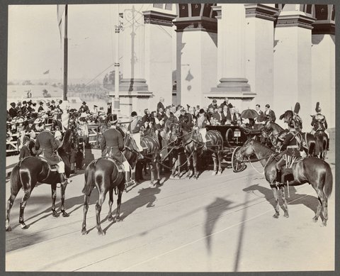 Landing of Their Royal Highnesses The Duke and Duchess of Cornwall and York at the St. Kilda Pier, 6th May, 1901. RECEPTION BY THE MAYOR AND COUNCILLORS OF THE CITY OF MELBOURNE ON PRINCE'S-BRIDGE