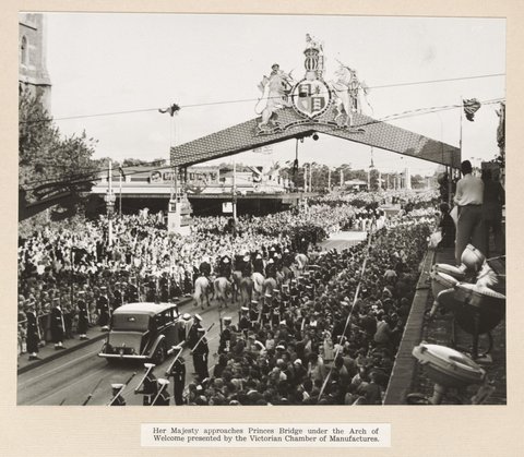 Her Majesty approaches Princes Bridge under the Arch of Welcome presentd by the Victorian Chamber of Manufactures, 1954