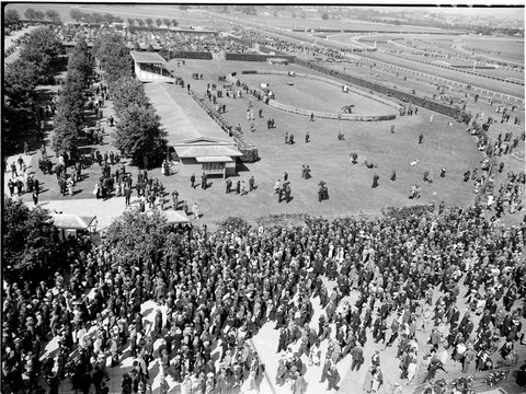 Aerial view of the crowds at Flemington Racecourse, 1936–39