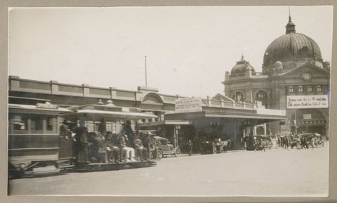 Princes Bridge - 6th. February 1926. [Exterior of Flinders St. Station.]