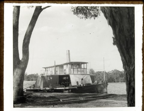 Paddlesteamer 'Melbourne' moored to bank, Murray River, 1910–30