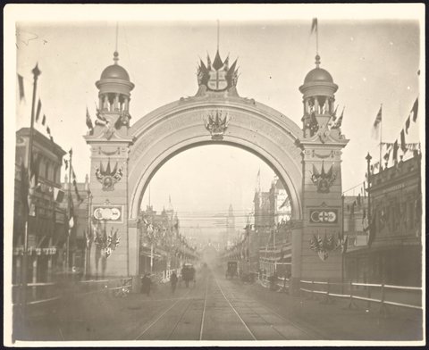 Decorative arches erected for the visit of the Duke and Duchess of Cornwall & York, Melbourne, Vic, 1901